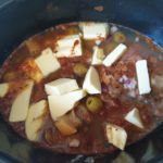 Doe de in stukken gesneden boter in de slowcooker en roer door