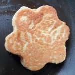 haal de kookring er voorzichtig af en draai de ontbijtmuffin om