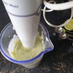 Meng tot een gladde mousse met de staafblender