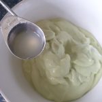 Proef de mousse en voeg zonodig nog wat limoensap en/of een snufje zout toe