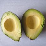 avocado in blokjes snijden