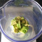 Avocado blokjes in een mengbeker doen