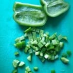 snij de paprika in kleine blokjes