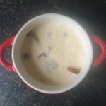 Rode ovenschaal met cantharellen en eierbeslag