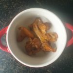 Rode ovenschaal met laag cantharellen