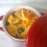 Rood pannetje met frittata met cantharellen