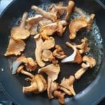 Koekenpan met boter en cantharellen