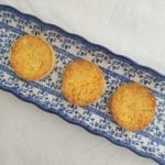 3 keto beschuitjes op een blauwe schaal