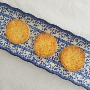 3 keto beschuitjes op een blauwe schaal