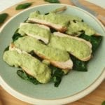 Keto kip tonnato Houten bord met groen bord met keto kip tonnato