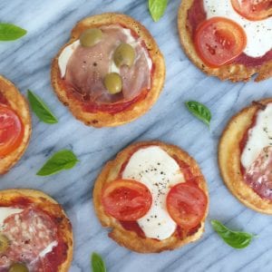 Mini pizza's op marmeren achtergrond