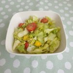 Meng de vinaigrette door de salade heen