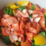 Braadpan met toegevoegde stukken tomaat en paprika poeder