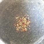 kneus de peperkorrels en voeg aan de braadpan toe
