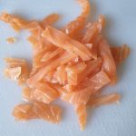 Knip of snij de zalm in dunne reepjes