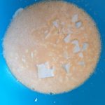 Voeg de feta aan de kom toe
