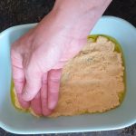 Duw het deeg met je hand uit, zodat je een dun laagje krijgt