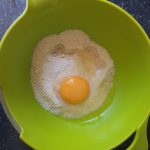 Voeg het ei aan de kom toe