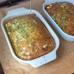 Check met een prikker of de spanakopita gaar is