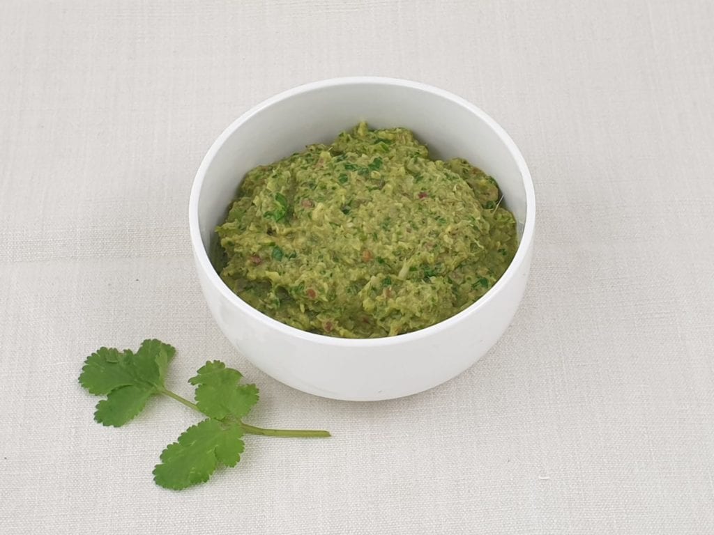 Wit kommetje met zelfgemaakte Thaise groene curry