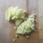 Houten snijplank met verse gember