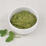 Wit kommetje met zelfgemaakte Thaise groene curry