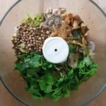 Kom met alle ingrediënten voor Thaise curry paste