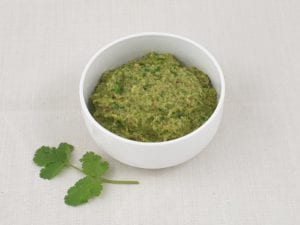 Wit kommetje met zelfgemaakte Thaise groene curry