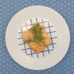 Wit bord met zalmfilet met verse dille