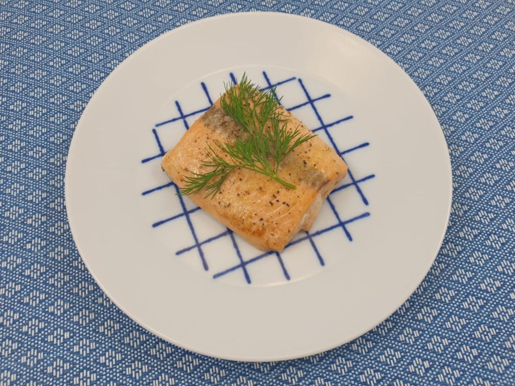 Wit bord met zalmfilet met dille