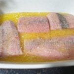 Citroenboter jus over zalm schenken