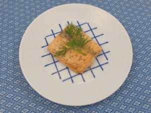 Wit bord met zalmfilet met dille