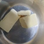 Steelpan met stukken roomboter