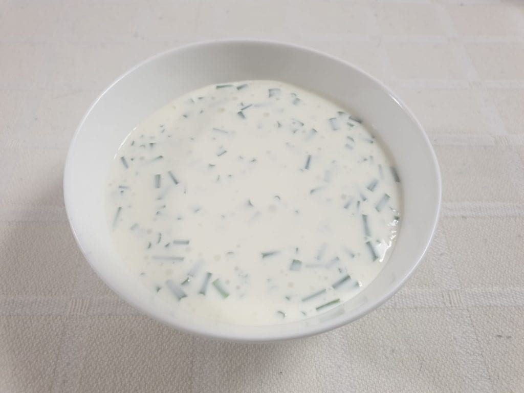 Kommetje met bieslook dip