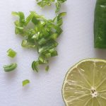 Maak de chili schoon en snij in heel kleine stukjes