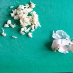 knoflook schoonmaken en in kleine stukjes snijden