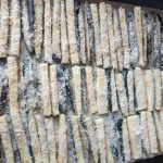 Leg de frietjes op de bakplaat met bakpapier