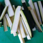 snij de courgette in patat reepjes