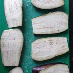 Snij de aubergine in plakken van 1 cm dik en strooi er zout over heen.