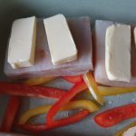 Leg een laagje paprika met daarop de koolvis in de ovenschaal