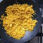 Wok met gele bloemkoolrijst
