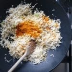 Wok met bloemkoolrijst en kurkuma