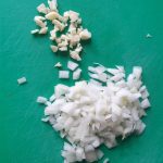 knoflook en uit schoonmaken en in kleine stukjes snijden