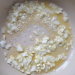 ui en knoflook fruiten in de boter
