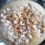 bruin de kip en voeg de koriander en komijn toe
