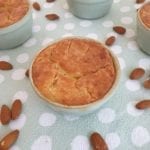 de amandelpudding kan zowel warm als koud gegeten worden