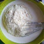 voeg nu het amandelmeel toe en meng goed door het melk-ei mengsel