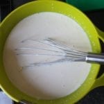 na elke lepel toegevoegde melk weer goed doorroeren voordat je de volgende lepel melk toevoegt