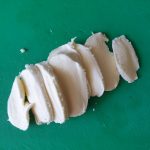 mozzarella laten uitlekken en in dunne plakjes snijden