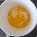 Gesmolten boter in een beker